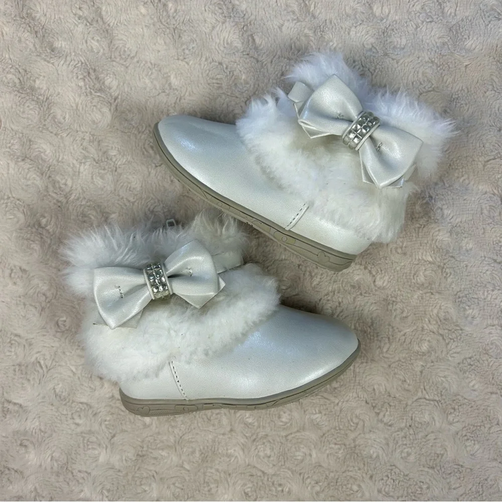 Wonderkids Fuzzy White Boots Baby Girl Size 4 Bow
